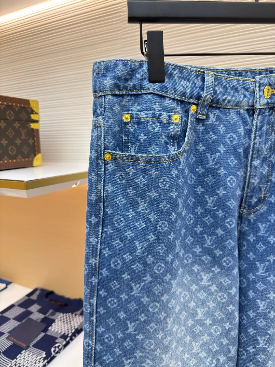 LOUIS VUITTON full-print flare jeans ●Authentic product: Purchased and developed by 19100 ●Item number: 1680090-B20 ●Fabric: denim fabric ●Technology: washed production ●Version: fitted version ●Weight: about 835 grams ●Size: 36-38-40-42 ●Description: Customized blue shadow encrypted cotton classic pattern denim, as moist as cotton, comfortable and skin-friendly, indigo elegance With a retro charm and modern fashion sense, the iconic Monogram pattern is laid out on it. Every part tells the glorious history and fashion heritage of Louis Vuitton, and its leisurely flared silhouette is the soul of these pants. It exudes a sense of high-end from the inside out. It is a stunning piece in the fashion feast. The overall wiring is straight and delicate, the fabric is comfortable and soft, and the color is consistent without color difference. It can be matched with the same style to create a fashionable look and control various occasions. Customized accessories, complete with three standards, same style for men and women!